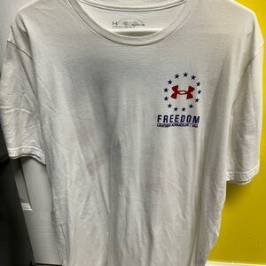 Men’s short sleeve T-shirt.